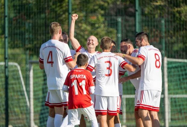 Soccer, Men, Season 2025 2026, NOFV Oberliga Nord, SV Sparta Lichtenberg, Naming ceremony, Fischerstraße sports facility becomes the Paul Kalkbrenner sports field, Paul Kalkbrenner M celebrates a goal during an interlude, Per Mertesacker on the left, 27 09 2025, Copyright: xMatthiasxKochx