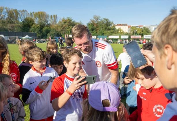 Soccer, Men, Season 2025 2026, NOFV Oberliga Nord, SV Sparta Lichtenberg, Naming ceremony, Fischerstraße sports facility becomes Paul Kalkbrenner sports field, Per Mertesacker during the break of the interlude match, 27 09 2025, Copyright: xMatthiasxKochx
