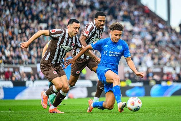 Soccer I Men I Season 2025 2026 I Bundesliga I 5 Matchday I FC St Pauli Bayer 04 Leverkusen I 27 09 2025 Manolis Saliakas 2, FC St Pauli , Andreas Hountondji 27, FC St Pauli , Eliesse Ben Seghir 17, Bayer 04 Leverkusen Hamburg Millerntor Stadion Hamburg Germany Copyright: xLobecax xHenningxRohlfsx