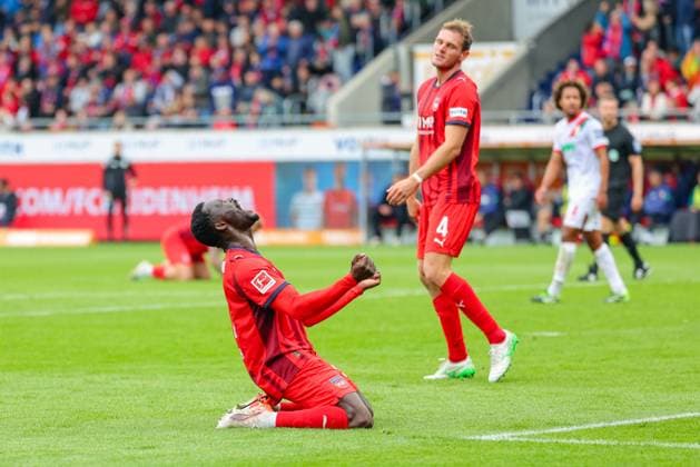 Sirlord Conteh 31, 1 FC Heidenheim misses the next promising chance in the match between 1 FC Heidenheim v FC Augsburg, Football, Men, Bundesliga, 2025 2026, 5 Matchday on 27 09 2025 in Heidenheim an der Brenz, Voith Arena DFL and DFB regulations prohibit any use of photographs as image sequences and or quasi video Baden Württemberg Germany