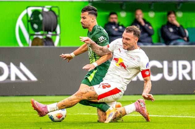 Germany Soccer 1 Bundesliga, Matchday 6 2025 2026, VfL Wolfsburg RB Leipzig on 27 09 2025 in Wolfsburg Volkswagen Arena Mohammed Amoura VfL Wolfsburg 9 us David Raum RB Leipzig 22 in a duel Copyright: xSvenxHeidmannx