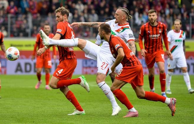27 09 2025, xemx, Soccer 1 Bundesliga, 1 FC Heidenheim FC Augsburg v l Tim Siersleben 1 FC Heidenheim , Marius Wolf FC Augsburg , Jonas Foehrenbach 1 FC Heidenheim Zweikampf, Aktion, action, battle for the ball DFL DFB REGULATIONS PROHIBIT ANY USE OF PHOTOGRAPHS as IMAGE SEQUENCES and or QUASI VIDEO Heidenheim