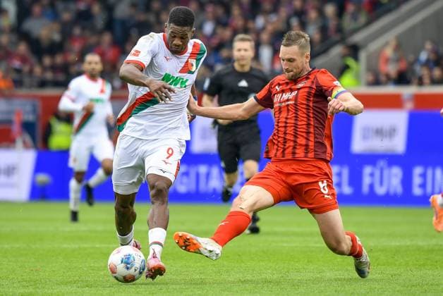 27 09 2025, xemx, Soccer 1 Bundesliga, 1 FC Heidenheim FC Augsburg v l Samuel Essende FC Augsburg , Patrick Mainka 1 FC Heidenheim Zweikampf, Aktion, action, battle for the ball DFL DFB REGULATIONS PROHIBIT ANY USE OF PHOTOGRAPHS as IMAGE SEQUENCES and or QUASI VIDEO Heidenheim