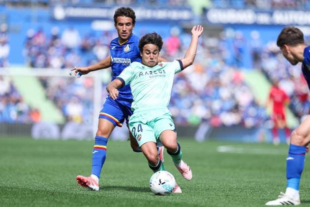 September 27, 2025, Getafe, Madrid, Spain: Luis Milla of Getafe CF and Carlos Alvarez of Levante UD in action during the Spanish League, LaLiga EA Sports, football match played between Getafe CF and Levante UD at Coliseum stadium on September 27, 2025, in Getafe, Madrid, Spain. Getafe Spain - ZUMAa181 20250927_zaa_a181_072 Copyright: xIrinaxR.xHipolitox