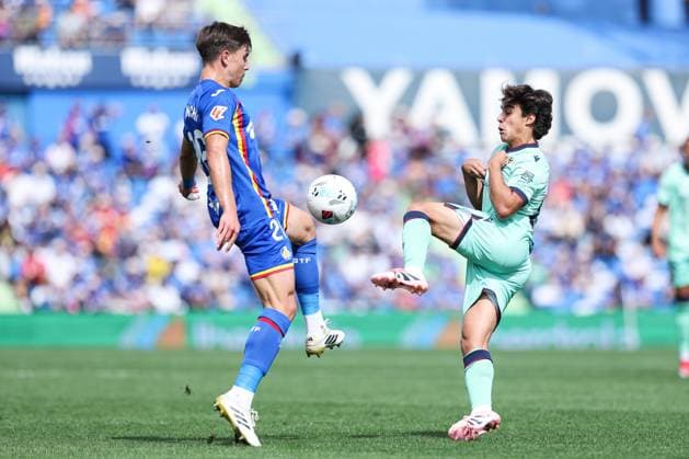 September 27, 2025, Getafe, Madrid, Spain: Davinchi of Getafe CF and Carlos Alvarez of Levante UD in action during the Spanish League, LaLiga EA Sports, football match played between Getafe CF and Levante UD at Coliseum stadium on September 27, 2025, in Getafe, Madrid, Spain. Getafe Spain - ZUMAa181 20250927_zaa_a181_073 Copyright: xIrinaxR.xHipolitox