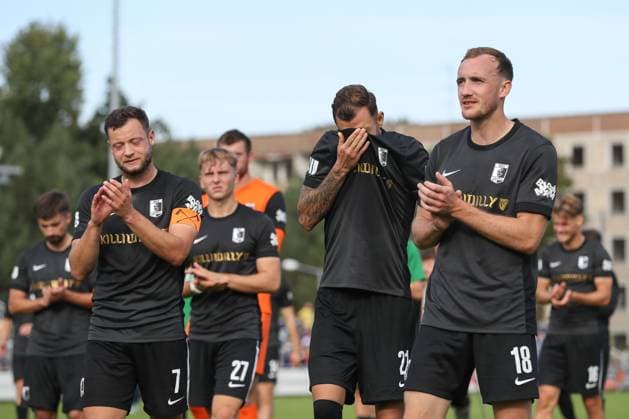 27 09 2025, xtgx, Fußball Regionalliga Nordost, FSV 63 Luckenwalde BSG Chemie Leipzig emspor, v l Janik Maeder Mäder, Chemie Leipzig, 7 , Rudolf Sanin Chemie Leipzig, 21 , Philipp Wendt Chemie Leipzig, 18 enttaeuscht, schaut enttaeuscht, niedergeschlagen, disappointed DFL DFB REGULATIONS PROHIBIT ANY USE OF PHOTOGRAPHS as IMAGE SEQUENCES and or QUASI VIDEO Luckenwalde