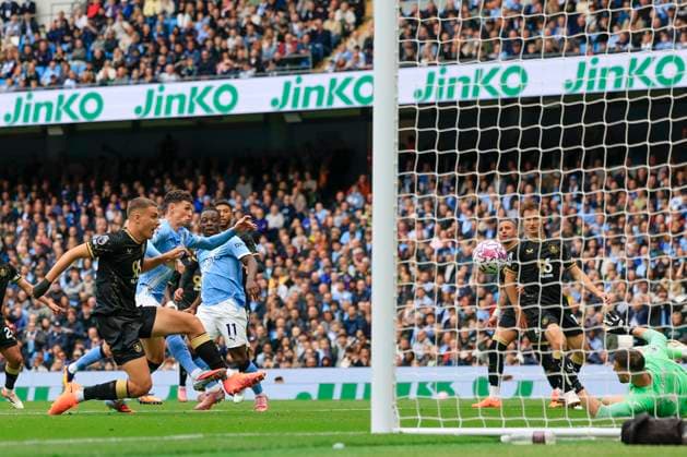 Manchester City v Burnley Premier League 27 09 2025. Maxime Esteve (5) of Burnley scores an own goal to make it 1-0 during the Premier League match between Manchester City and Burnley at the Etihad Stadium, Manchester, England on 27 September 2025. Manchester Etihad Stadium Manchester England Editorial use only DataCo restrictions apply See www.football-dataco.com , Copyright: xConorxMolloyx PSI-22920-0017