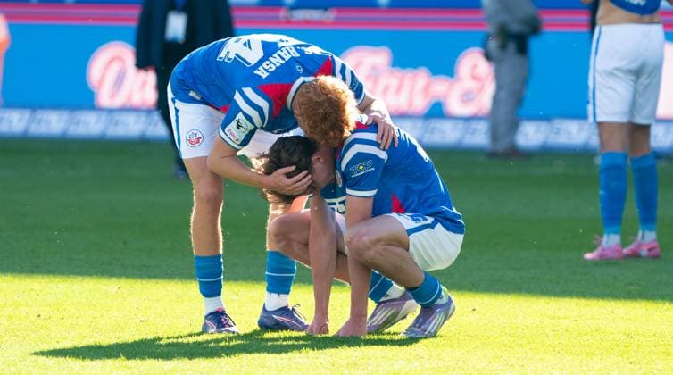 27 9 2025, Soccer, GER, Men, 3 League, DFL, Matchday 8, Season 2025 26, FC Hansa Rostock TSV Havelse 1 1 , Tim Krohn FC Hansa Rostock, left consoles Ryan Don Naderi FC Hansa Rostock, right after the final whistle Rostock Ostseestadion Mecklenburg Vorpommern Germany