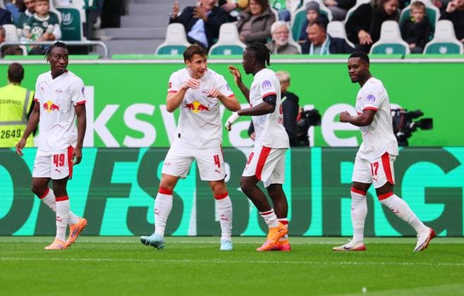 Wolfsburg RB Leipzig Bundesliga Wolfsburg, 27 09 2025, Volkswagen Arena, Bundesliga, Matchday 5 , VFL WOLFSBURG vs RB LEIPZIG , Goal for RB Leipzig to 0 1 In the picture, Goal celebration f l Yan Diomande 49, RB Leipzig , Willi Orban 4, RB Leipzig , Goal scorer Johan Bakayoko 9, RB Leipzig and Ridle Baku 17, RB Leipzig , Picture Point