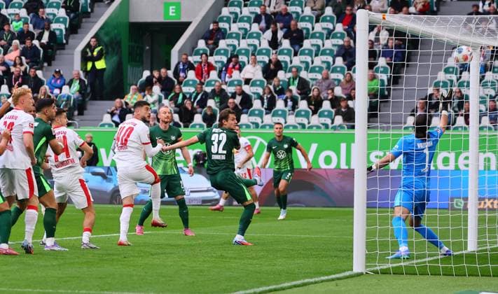 Wolfsburg RB Leipzig Bundesliga Wolfsburg, 27 09 2025, Volkswagen Arena, Bundesliga, Matchday 5 , VFL WOLFSBURG vs RB LEIPZIG , Offside goal for Leipzig In the picture Romulo 40, RB Leipzig scores the supposed 0 1 , Picture Point