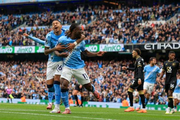 Manchester City v Burnley Premier League 27 09 2025. Jeremy Doku (11) and Savinho (26) of Manchester City celebrate the own goal by Maxime Esteve (5) of Burnley to make it 1-0 during the Premier League match between Manchester City and Burnley at the Etihad Stadium, Manchester, England on 27 September 2025. Manchester Etihad Stadium Manchester England Editorial use only DataCo restrictions apply See www.football-dataco.com , Copyright: xConorxMolloyx PSI-22920-0020