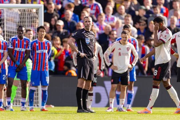 Football - FA Premier League - Crystal Palace FC v Liverpool FC LONDON, ENGLAND - Saturday, September 27, 2025: Referee Chris Kavanagh stops the game as a supporter received medical treatment during the FA Premier League match between Crystal Palace FC and Liverpool FC at Selhurst Park. (Photo by David Rawcliffe Propaganda) LONDON Selhurst Park GREATER LONDON ENGLAND  Copyright: xDavidxRawcliffex P2025-09-27-Crystal_Palace_Liverpool-70