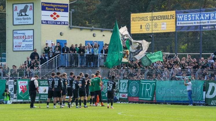 Soccer, Men, Season 2025 2026, Regionalliga Nordost, Matchday 10, FSV 63 Luckenwalde vs BSG Chemie Leipzig, Saturday 27 09 2025, Werner Seelenbinder Stadion Luckenwalde, In the picture The players of BSG Chemie Leipzig after the match with their fans Brandenburg Germany