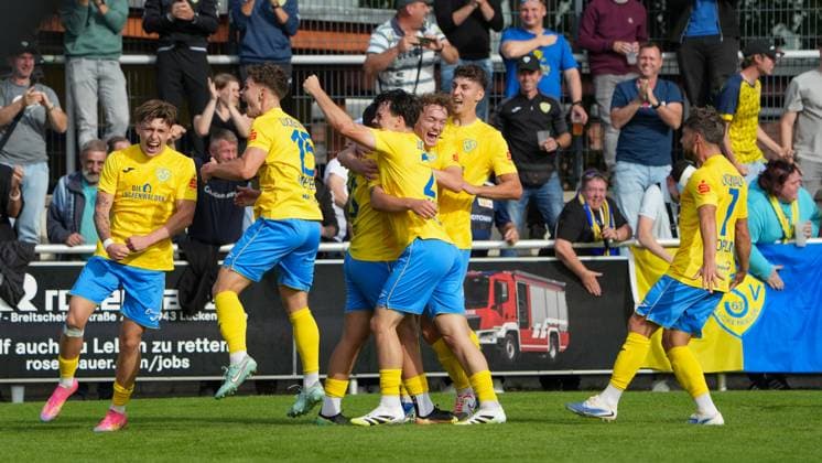 Soccer, Men, Season 2025 2026, Regionalliga Nordost, Matchday 10, FSV 63 Luckenwalde vs BSG Chemie Leipzig, Saturday 27 09 2025, Werner Seelenbinder Stadion Luckenwalde, In the picture cheering at FSV 63 Luckenwalde after the goal of Lucas Will Brandenburg Germany