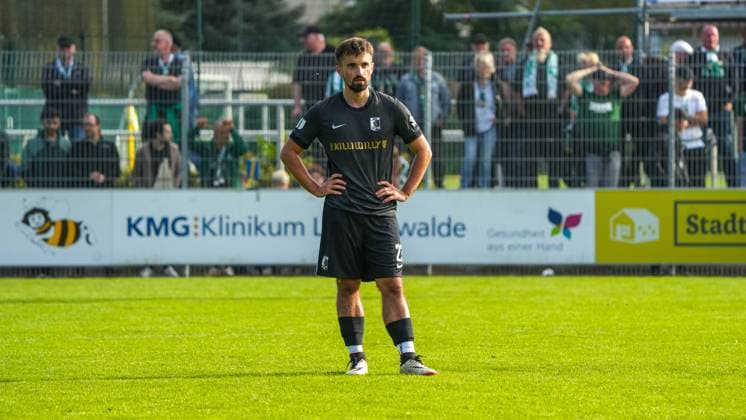 Soccer, Men, Season 2025 2026, Regionalliga Nordost, Matchday 10, FSV 63 Luckenwalde vs BSG Chemie Leipzig, Saturday 27 09 2025, Werner Seelenbinder Stadion Luckenwalde, In the picture Disappointment at Chemie Leipzig around new signing Nils Lihsek Brandenburg Germany