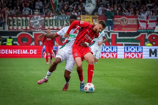 Samuel Essende 9 FC Augsburg in duel with Julian Niehues 16 1FC Heidenheim 1846 , 1 FC Heidenheim 1846 vs FC Augsburg, DFL, Bundesliga, Saison 2025 2026, Voith Arena, Hinrunde, 5 Spieltag, 27 09 2025 DFB regulations prohibit any use of photographs as image sequences and or quasi video Heidenheim Baden Wuerttemberg Germany Copyright: xkolbert-press MartinxAgüerax