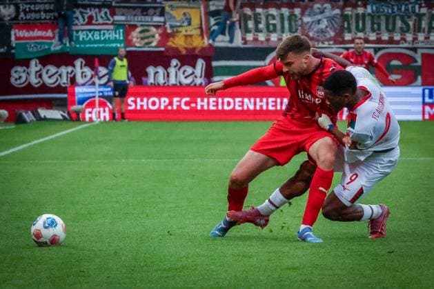 Julian Niehues 16 1FC Heidenheim 1846 on the ball in front of Samuel Essende 9 FC Augsburg , 1 FC Heidenheim 1846 vs FC Augsburg, DFL, Bundesliga, Saison 2025 2026, Voith Arena, Hinrunde, 5 Spieltag, 27 09 2025 DFB regulations prohibit any use of photographs as image sequences and or quasi video Heidenheim Baden Wuerttemberg Germany Copyright: xkolbert-press MartinxAgüerax