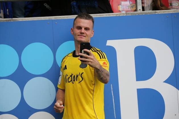 27 09 2025, xmohx, Fußball 3 Liga, SV Wehen Wiesbaden 1 FC Saarbrücken v l Florian Pick 1 FC Saarbruecken takes a selfie with the fans DFL DFB REGULATIONS PROHIBIT ANY USE OF PHOTOGRAPHS as IMAGE SEQUENCES and or QUASI VIDEO Wiesbaden