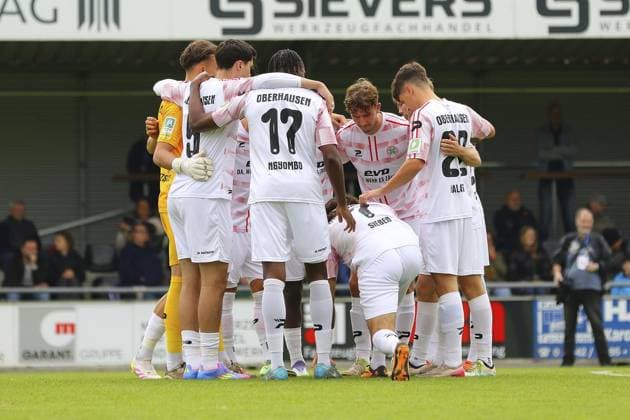 Regionalliga West SC Wiedenbrück Rot Weiß Oberhausen FOR EDITORIAL PURPOSES ONLY EDITORIAL USE ONLY p Before the game, the cloverleaves formed a team circle SC Wiedenbrück RWO Location Wiedenbrück, Jahnstadion Date 27 09 2025 Germany NRW Wiedenbrück Copyright MichaxKorb Copyright: MichaxKorb doc82kp8k1fzy845mkzb8m ,EDITORIAL USE ONLY Copyright: MichaxKorb