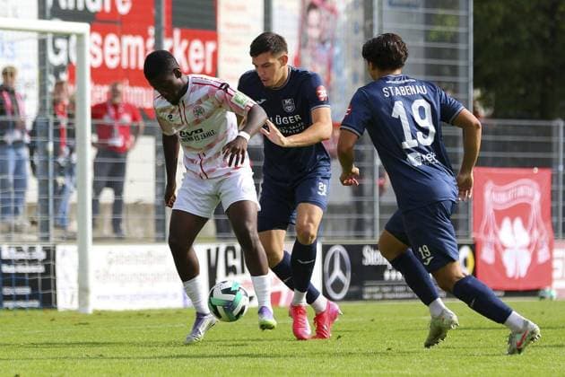 Regionalliga West SC Wiedenbrück Rot Weiß Oberhausen FOR EDITORIAL PURPOSES ONLY p Burinyuy Nyuydine, Nikola Aracic, Christian Stabenau SC Wiedenbrück RWO Place Wiedenbrück, Jahnstadion Date 27 09 2025 Germany NRW Wiedenbrück Copyright MichaxKorb Copyright: MichaxKorb doc82kp8ldlwv4113d1ncrd ,EDITORIAL USE ONLY Copyright: MichaxKorb