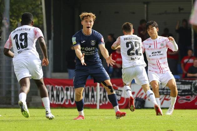 Regionalliga West SC Wiedenbrück Rot Weiß Oberhausen FOR EDITORIAL PURPOSES ONLY p Burinyuy Nyuydine, Konstanin Gerhardt, Goalscorer Lucas Halangk, Seok ju Hong SC Wiedenbrück RWO Place Wiedenbrück, Jahnstadion Date 27 09 2025 Germany NRW Wiedenbrück Copyright MichaxKorb Copyright: MichaxKorb doc82kp8liyeozwb37v23t ,EDITORIAL USE ONLY Copyright: MichaxKorb