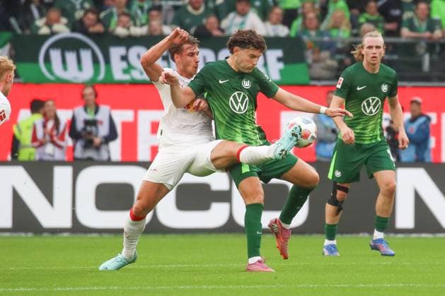 27 09 2025, xgox, Football 1 Bundesliga VfL Wolfsburg RB Leipzig emspor, v l Willi Orban Leipzig, 4 , Jonas Wind Wolfsburg, 23 duel, duel, fight, tackle DFL DFB REGULATIONS PROHIBIT ANY USE OF PHOTOGRAPHS as IMAGE SEQUENCES and or QUASI VIDEO Wolfsburg