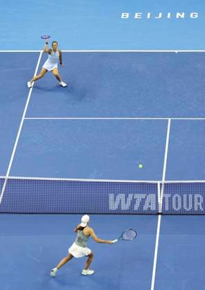 (250927) -- BEIJING, Sept. 27, 2025 -- Zheng Qinwen (top) of China and Emiliana Arango of Colombia compete during the women s singles second round match between Zheng Qinwen of China and Emiliana Arango of Colombia at 2025 China Open tennis tournament in Beijing, China, Sept. 27, 2025. ) (SP)CHINA-BEIJING-TENNIS-CHINA OPEN-WOMEN S SINGLES-SECOND ROUND (CN) Baixxuefei 