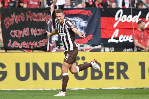 GER 1 FBL, FC St Pauli vs Bayer 04 Leverkusen 27 09 2025, Millerntorstadion, Hamburg, GER 1 FBL, FC St Pauli vs Bayer 04 Leverkusen in the picture Hauke Wahl Pauli 05 shoots the goal to 1 1 for Pauli past goalkeeper Mark Flekken Leverkusen 01 and cheers nordphotoxGmbH xWitke nph00002