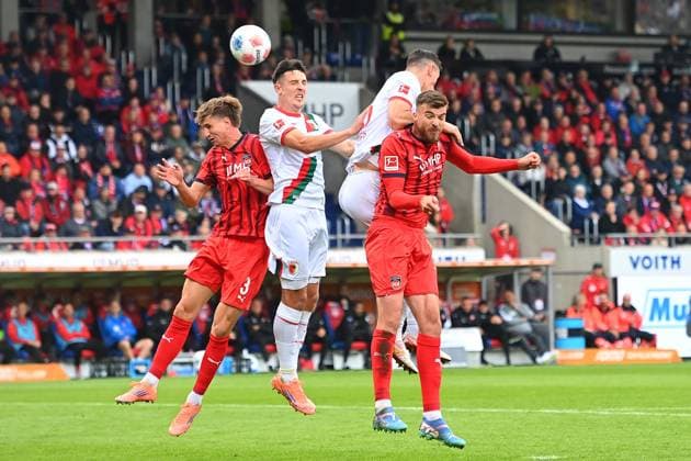 from left Jan SCHOEPPNER Heidenheim , Fabian RIEDER FC Augsburg Cedric Adrian ZESIGER FC Augsburg , Julian NIEHUES Heidenheim , Action,duel Football 1 Bundesliga Season 2025 2026, 5 Matchday, Matchday05 1 FC Heidenheim FC Augsburg on 27 09 2025, VOITH ARENA