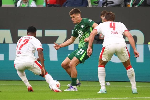 27 09 2025, xgox, Fußball 1 Bundesliga VfL Wolfsburg RB Leipzig emspor, v l Ridle Baku Leipzig, 17 , Joakim Maehle Wolfsburg, 21 , Willi Orban Leipzig, 4 Zweikampf, Duell, Kampf, tackle DFL DFB REGULATIONS PROHIBIT ANY USE OF PHOTOGRAPHS as IMAGE SEQUENCES and or QUASI VIDEO Wolfsburg