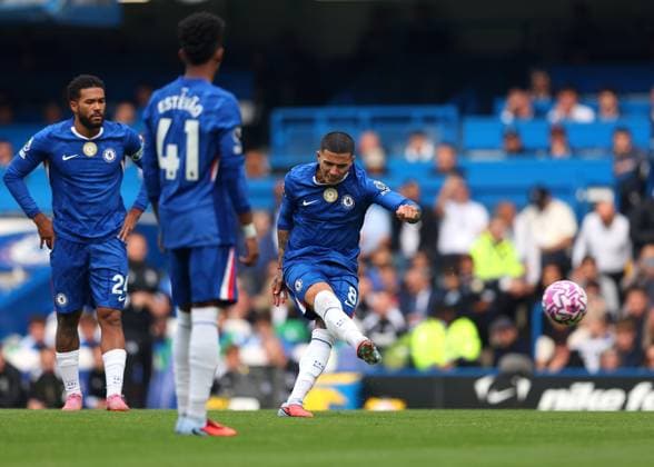 27th September 2025; Stamford Bridge, Chelsea, London, England: Premier League Football, Chelsea versus Brighton and Hove Albion; Enzo Fernandez of Chelsea taking a direct free kick  JohnxPatrickxFletcher