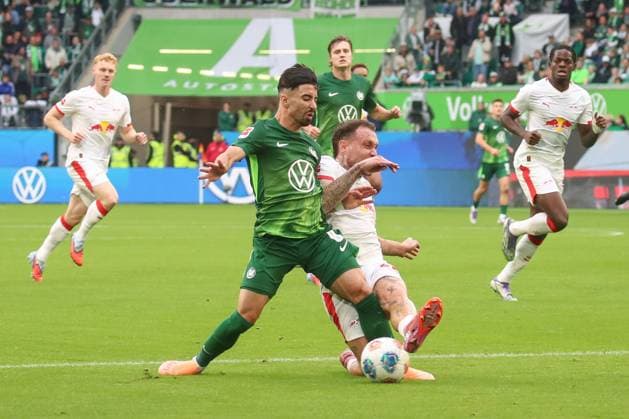 27 09 2025, xgox, Football 1 Bundesliga VfL Wolfsburg RB Leipzig emspor, v l Konstantinos Koulierakis Wolfsburg, 4 , David Raum Leipzig, 22 duel, duel, fight, tackle DFL DFB REGULATIONS PROHIBIT ANY USE OF PHOTOGRAPHS as IMAGE SEQUENCES and or QUASI VIDEO Wolfsburg
