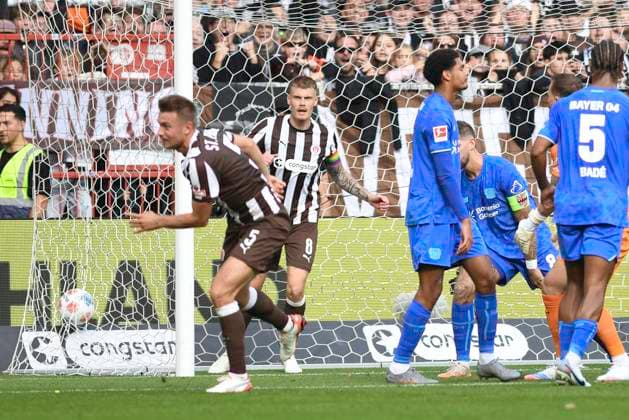GER 1 FBL, FC St Pauli vs Bayer 04 Leverkusen 27 09 2025, Millerntorstadion, Hamburg, GER 1 FBL, FC St Pauli vs Bayer 04 Leverkusen in the picture Hauke Wahl Pauli 05 shoots the goal to 1 1 for Pauli past goalkeeper Mark Flekken Leverkusen 01 and cheers nordphotoxGmbH xWitke nph00002