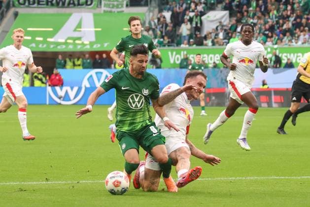 27 09 2025, xgox, Football 1 Bundesliga VfL Wolfsburg RB Leipzig emspor, v l Konstantinos Koulierakis Wolfsburg, 4 , David Raum Leipzig, 22 duel, duel, fight, tackle DFL DFB REGULATIONS PROHIBIT ANY USE OF PHOTOGRAPHS as IMAGE SEQUENCES and or QUASI VIDEO Wolfsburg