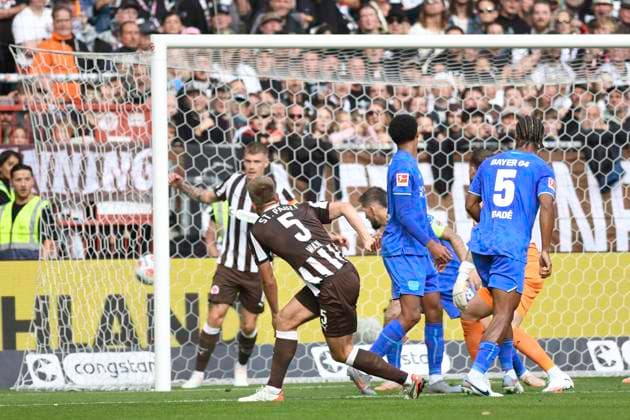 GER 1 FBL, FC St Pauli vs Bayer 04 Leverkusen 27 09 2025, Millerntorstadion, Hamburg, GER 1 FBL, FC St Pauli vs Bayer 04 Leverkusen in the picture Hauke Wahl Pauli 05 shoots the goal to 1 1 for Pauli past goalkeeper Mark Flekken Leverkusen 01 nordphotoxGmbH xWitke nph00002