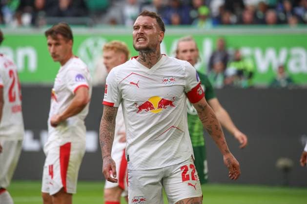 27 09 2025, xgox, Football 1 Bundesliga VfL Wolfsburg RB Leipzig emspor, v l David Raum Leipzig, 22 Reklamiert, complains, scolds DFL DFB REGULATIONS PROHIBIT ANY USE OF PHOTOGRAPHS as IMAGE SEQUENCES and or QUASI VIDEO Wolfsburg