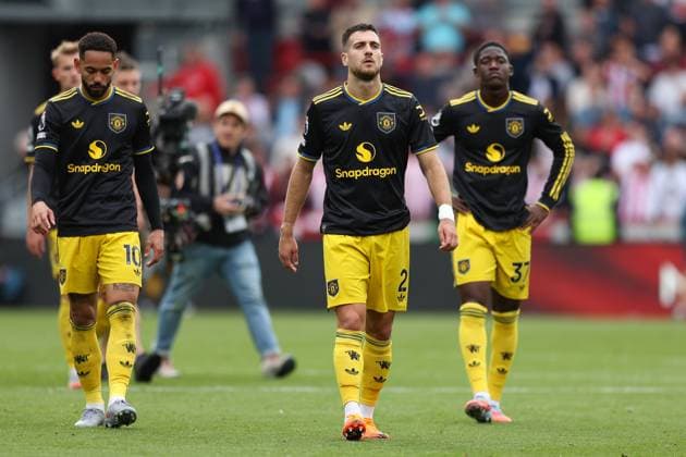Brentford FC v Manchester United, ManU FC, Premier League Manchester United forward Matheus Cunha (10), defender Diogo Dalot (2) and midfielder Kobbie Mainoo (37) approach the away fans at full time during the Brentford FC v Manchester United FC Premier League Match at the Gtech Community Stadium, London, England, United Kingdom on 27 September 2025 Credit: Sally Rawlins Every Second Media Editorial use only. All images are copyright Every Second Media Limited. No images may be reproduced without prior permission. All rights reserved. Premier League and Football League images are subject to licensing agreements with Football DataCo Limited. see https: www.football-dataco.com Copyright: xIMAGO EveryxSecondxMediax ESM-1597-0063 SallyxRawlinsx xEveryxSecondxMediax