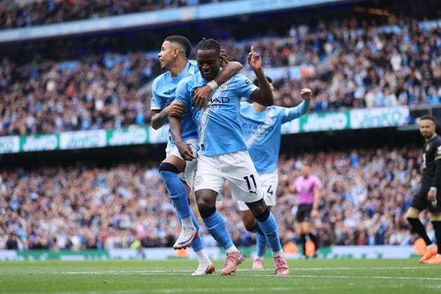 Fußball Premier League Manchester City v Burnley 27. September 2025 Premier League Manchester City v Burnley Jeremy Doku von Manchester City R feiert mit Savinho von Manchester City nach der Vorbereitung des ersten Tores Foto Simon Stacpoole Abseits Manchester UK  Copyright: xSimonxStacpoolexOffside
