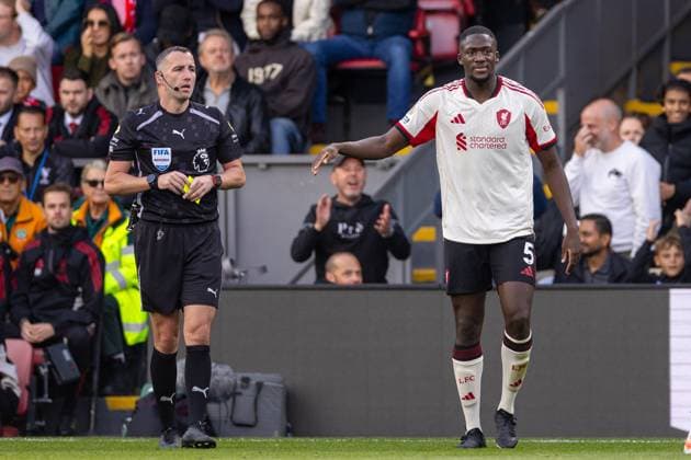 Football - FA Premier League - Crystal Palace FC v Liverpool FC LONDON, ENGLAND - Saturday, September 27, 2025: Liverpool s Ibrahima KonatÃ protesting as referee Chris Kavanagh shows a yellow card during the FA Premier League match between Crystal Palace FC and Liverpool FC at Selhurst Park. (Photo by David Rawcliffe Propaganda) LONDON Selhurst Park GREATER LONDON ENGLAND  Copyright: xDavidxRawcliffex P2025-09-27-Crystal_Palace_Liverpool-74