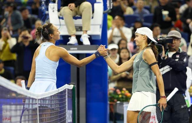 (250927) -- BEIJING, Sept. 27, 2025 -- Zheng Qinwen (L) greets Emiliana Arango after the women s singles second round match between Zheng Qinwen of China and Emiliana Arango of Colombia at 2025 China Open tennis tournament in Beijing, China, Sept. 27, 2025. ) (SP)CHINA-BEIJING-TENNIS-CHINA OPEN-WOMEN S SINGLES-SECOND ROUND (CN) Baixxuefei 