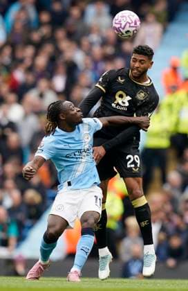 Manchester, England, 27th September 2025. Josh Laurent of Burnley (R) heads clear from Jeremy Doku of Manchester City during the Manchester City vs Burnley Premier League match at the Etihad Stadium, Manchester. Picture credit should read: Andrew Yates Sportimage EDITORIAL USE ONLY. No use with unauthorised audio, video, data, fixture lists, club league logos or live services. Online in-match use limited to 120 images, no video emulation. No use in betting, games or single club league player publications. SPI_009_AY_MAN_CITY_BURNLEY SPI-4169-0009