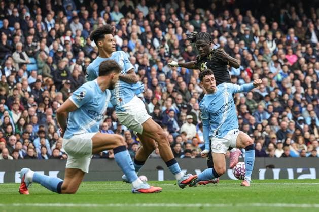 Premier League Manchester City v Burnley Phil Foden of Manchester City blocks a shot off Loum Tchaouna of Burnley during the Premier League match Manchester City vs Burnley at Etihad Stadium, Manchester, United Kingdom, 27th September 2025 (Photo by Mark Cosgrove News Images) Manchester Etihad Stadium Manchester United, ManU Kingdom Copyright: xMarkxCosgrove NewsxImagesx