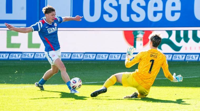 27 9 2025, Soccer, GER, Men, 3 Liga, DFL, Matchday 8, Season 2025 26, FC Hansa Rostock TSV Havelse 1 1 , Ryan Don Naderi FC Hansa Rostock, li misses a huge chance against Tom Opitz TSV Havelse, re Rostock Ostseestadion Mecklenburg Vorpommern Germany