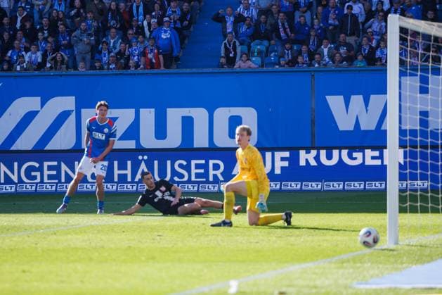 left Ryan Naderi Rostock misses a clear chance to score GER, FC Hansa Rostock vs TSV Havelse, Football, Men, 3 Liga, 08 Matchday, Season 2025 2026, 27 09 2025 Rostock Ostseestadion Mecklenburg Vorpommern Germany