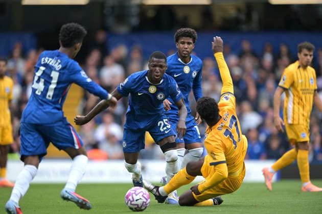 Chelsea vs Brighton Premier League Moises Caicedo of Chelsea and Carlos Baleba of Brighton & Hove Albion during the Chelsea vs Brighton & Hove Albion Premier League match at Stamford Bridge London. London Stamford Bridge UK Copyright: xMartinxDaltonx Chelsea_vs_Brighton_270925_MD_225