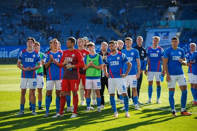 The Hansa players stand disappointed in front of their fans GER, FC Hansa Rostock vs TSV Havelse, Football, Men, 3 Liga, 08 Matchday, Season 2025 2026, 27 09 2025 Rostock Ostseestadion Mecklenburg Vorpommern Germany