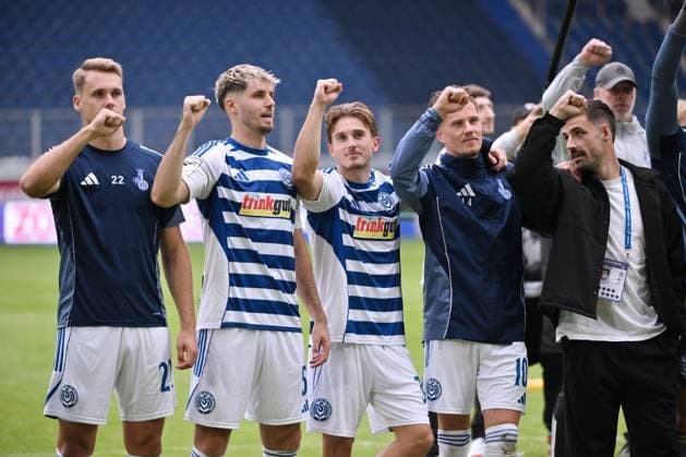 Duisburgs players celebrate victory, Patrick Sussek MSV Duisburg , mid 27 09 2025, Football, 3 Liga, Season 2025 26, 8 Matchday, MSV Duisburg FC Ingolstadt DFB regulations prohibit any use of photographs as image sequences and or quasi video Duisburg Schauinsland Reisen Arena Nordrhein Westfalen Germany Team2