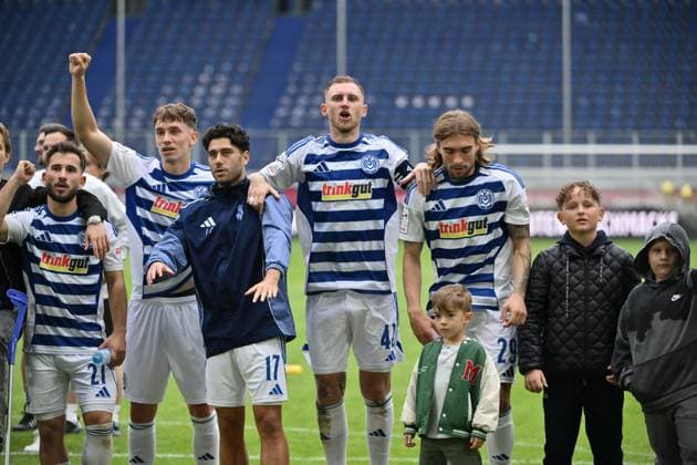 Duisburg players celebrate the victory, scorer Alexander Hahn MSV Duisburg in the middle 27 09 2025, Soccer, 3 Liga, Season 2025 26, 8 Matchday, MSV Duisburg FC Ingolstadt DFB regulations prohibit any use of photographs as image sequences and or quasi video Duisburg Schauinsland Reisen Arena Nordrhein Westfalen Germany Team2