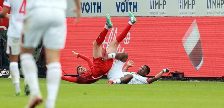 27 09 25 1 FC Heidenheim FC Augsburg Germany, Heidenheim, 27 09 2025, Football, Bundesliga, 1 FC Heidenheim Augsburg v l Julian Niehues 1 FC Heidenheim , Samuel Essende FC Augsburg