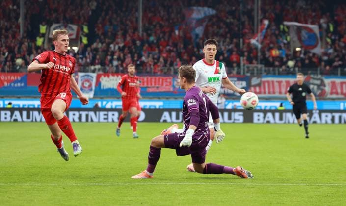 27 09 25 1 FC Heidenheim FC Augsburg Germany, Heidenheim, 27 09 2025, Football, Bundesliga, 1 FC Heidenheim Augsburg v l Mikkel Kaufmann 1 FC Heidenheim , Finn Dahmen FC Augsburg